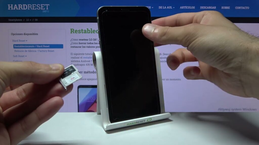 Como colocar chip e cartao microsd no lg q6 e lg q6 plus 1