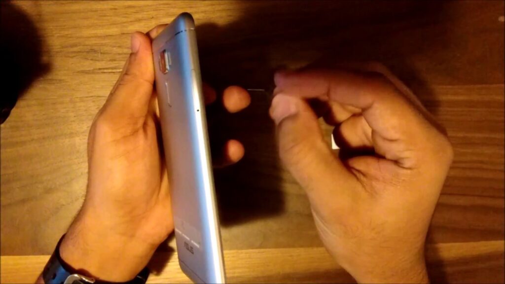 Como colocar o chip no zenfone 3 1