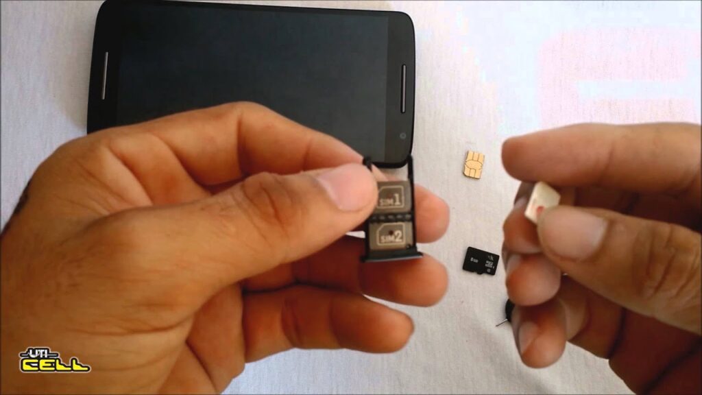 Como colocar um cartao de memoria no moto x play 1