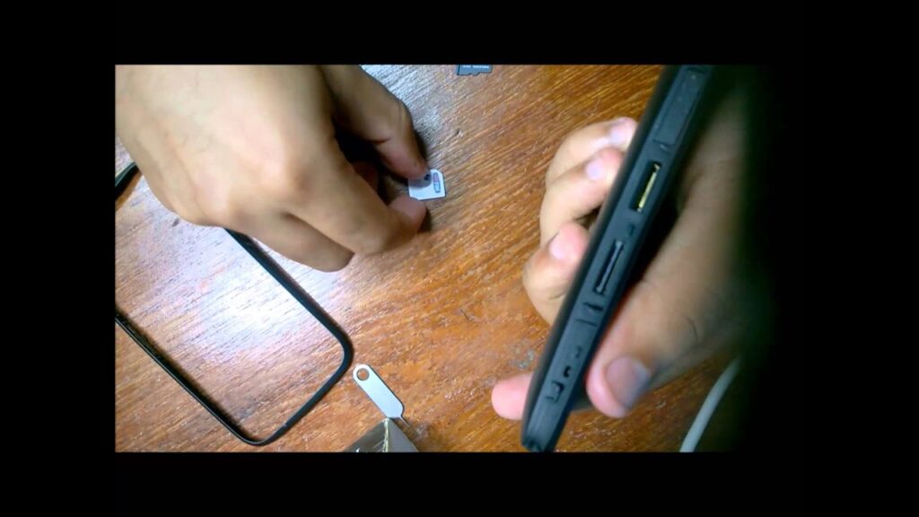 Como colocar ou tirar um chip no moto e 1