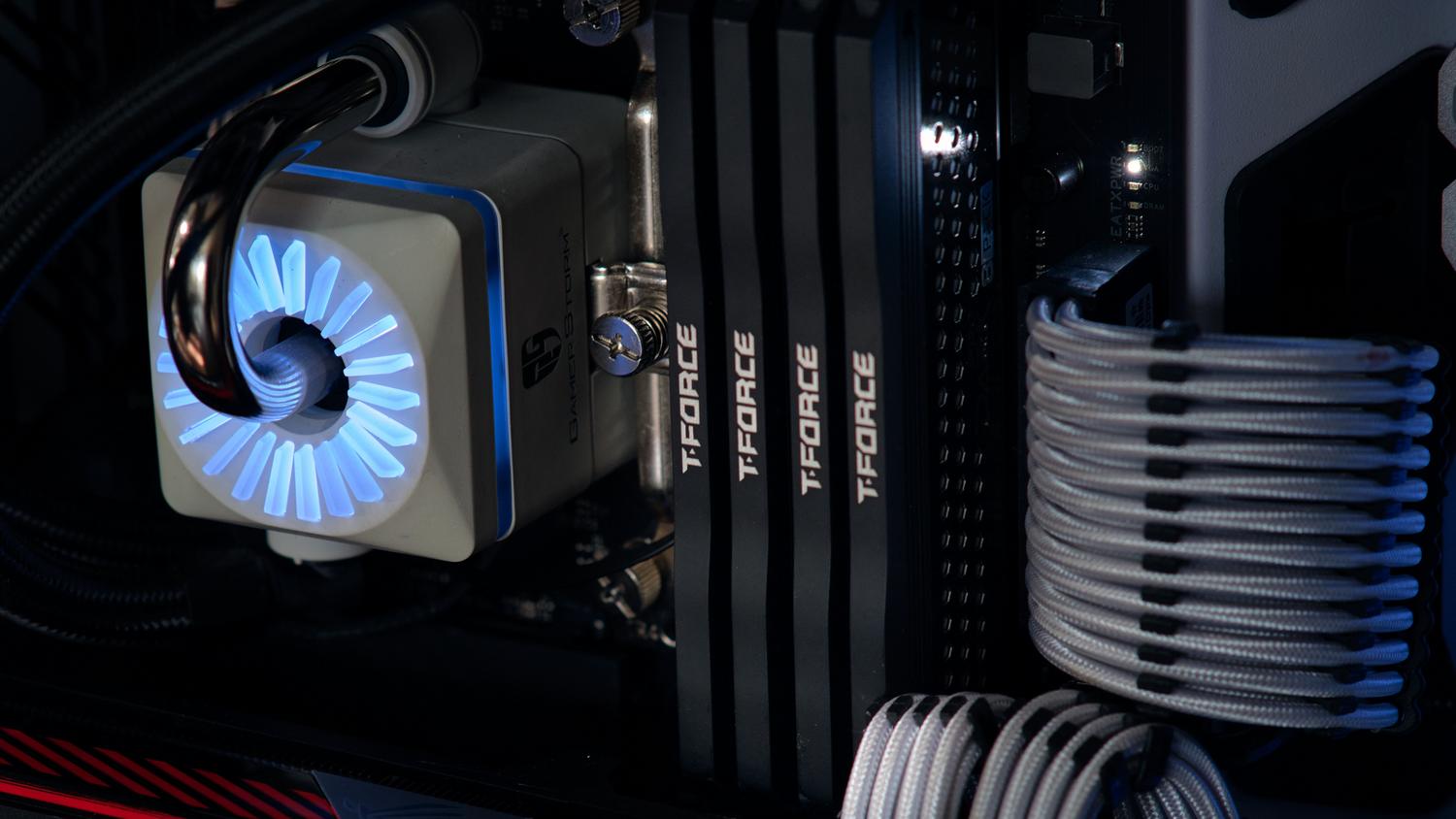 Primer plano detallado de un sistema de refrigeración de computadora para evitar el thermal throttling.
