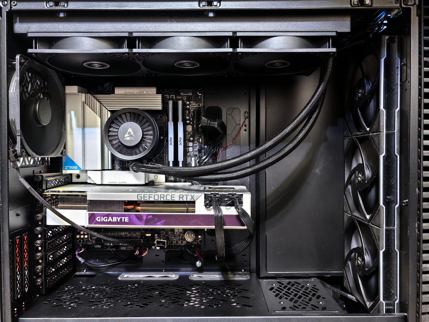 Interior de un PC gaming de alto rendimiento mostrando la tarjeta gráfica y el sistema de refrigeración.