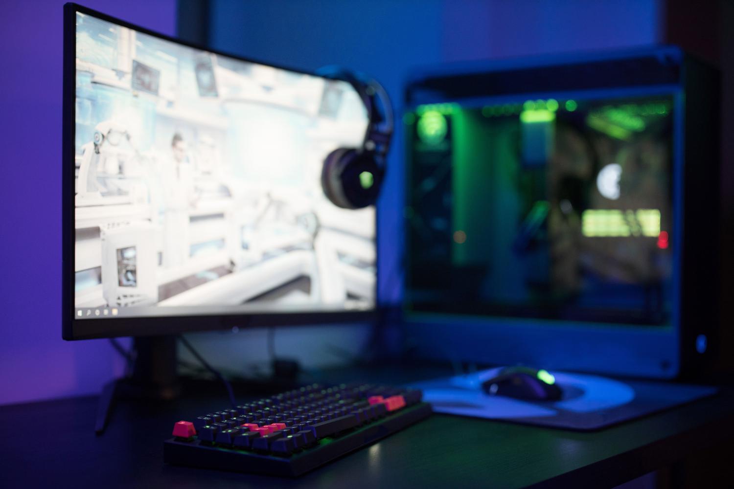 Estación de juego moderna com monitor curvo y teclado RGB, entorno típico para el uso de HWiNFO.