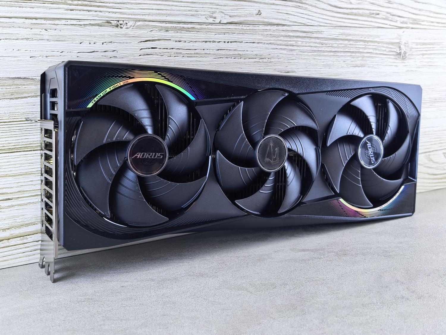 Tarjeta gráfica de alto rendimiento con tres ventiladores y retroiluminación RGB.