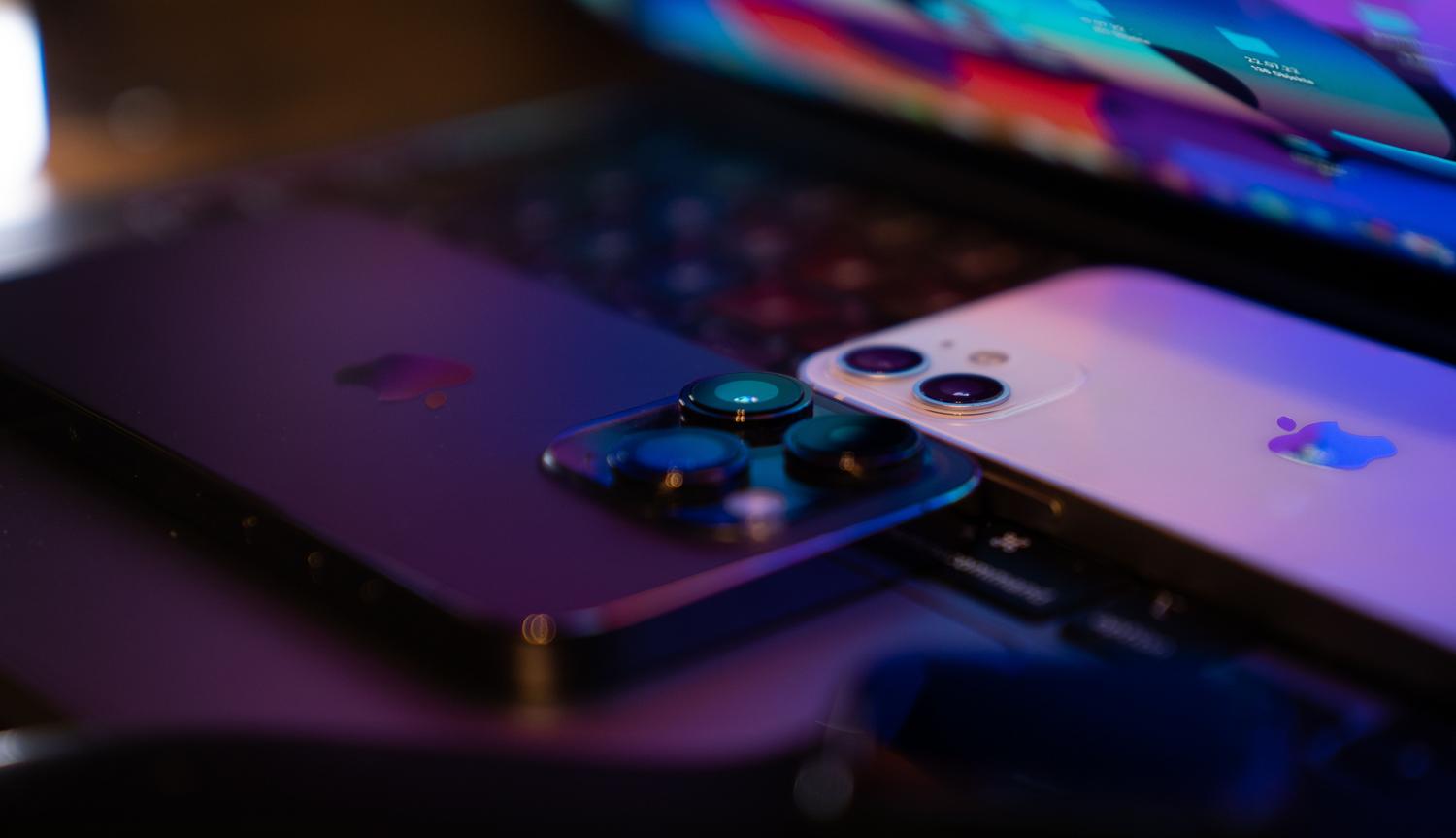 Dos smartphones modernos sobre el teclado de un ordenador portátil, simbolizando el proceso de análisis y extracción de datos en un laboratorio.