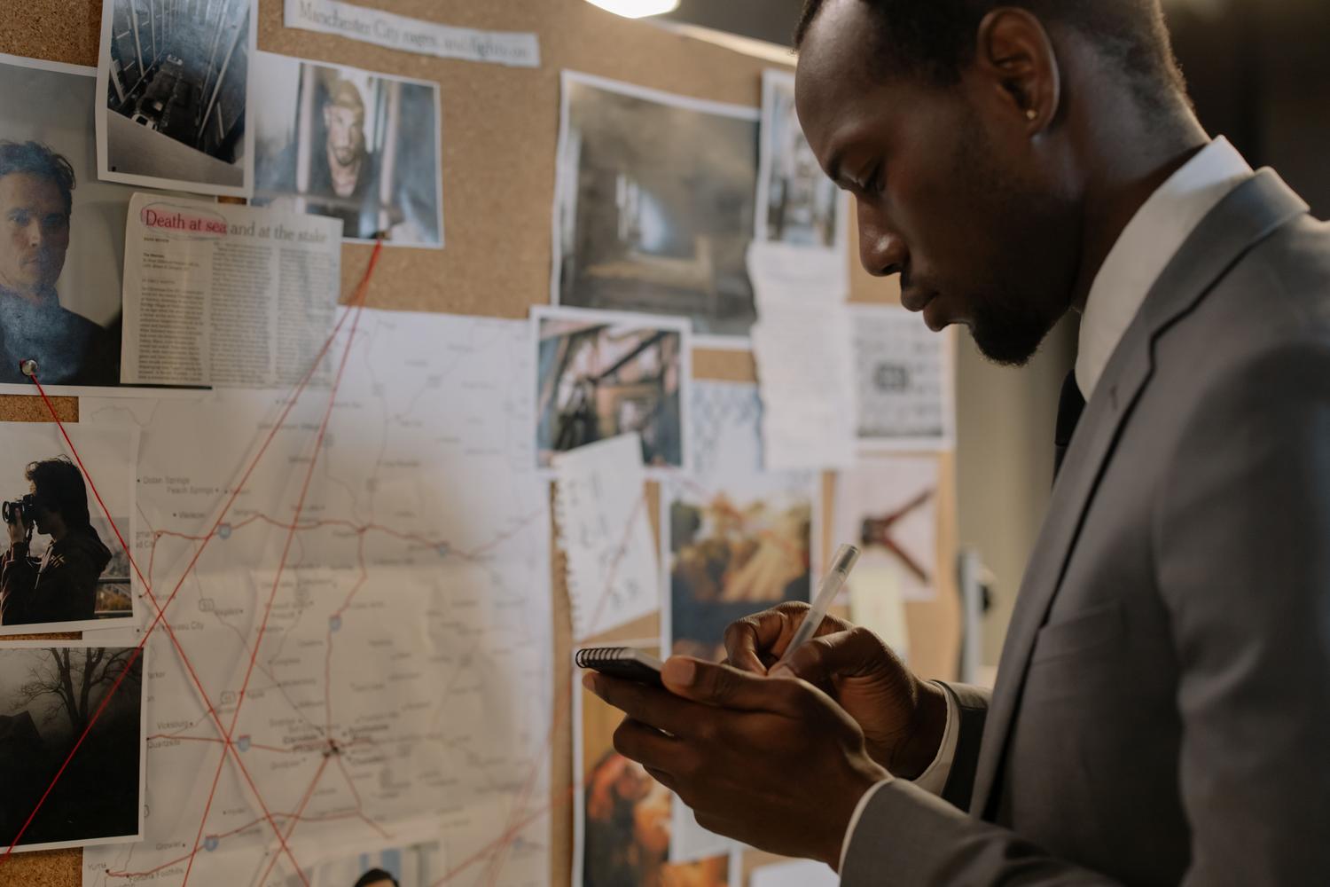 Investigador analizando un tablero de evidencias con mapas y conexiones, ilustrando la reconstrucción de la cronología de un crimen mediante datos móviles.