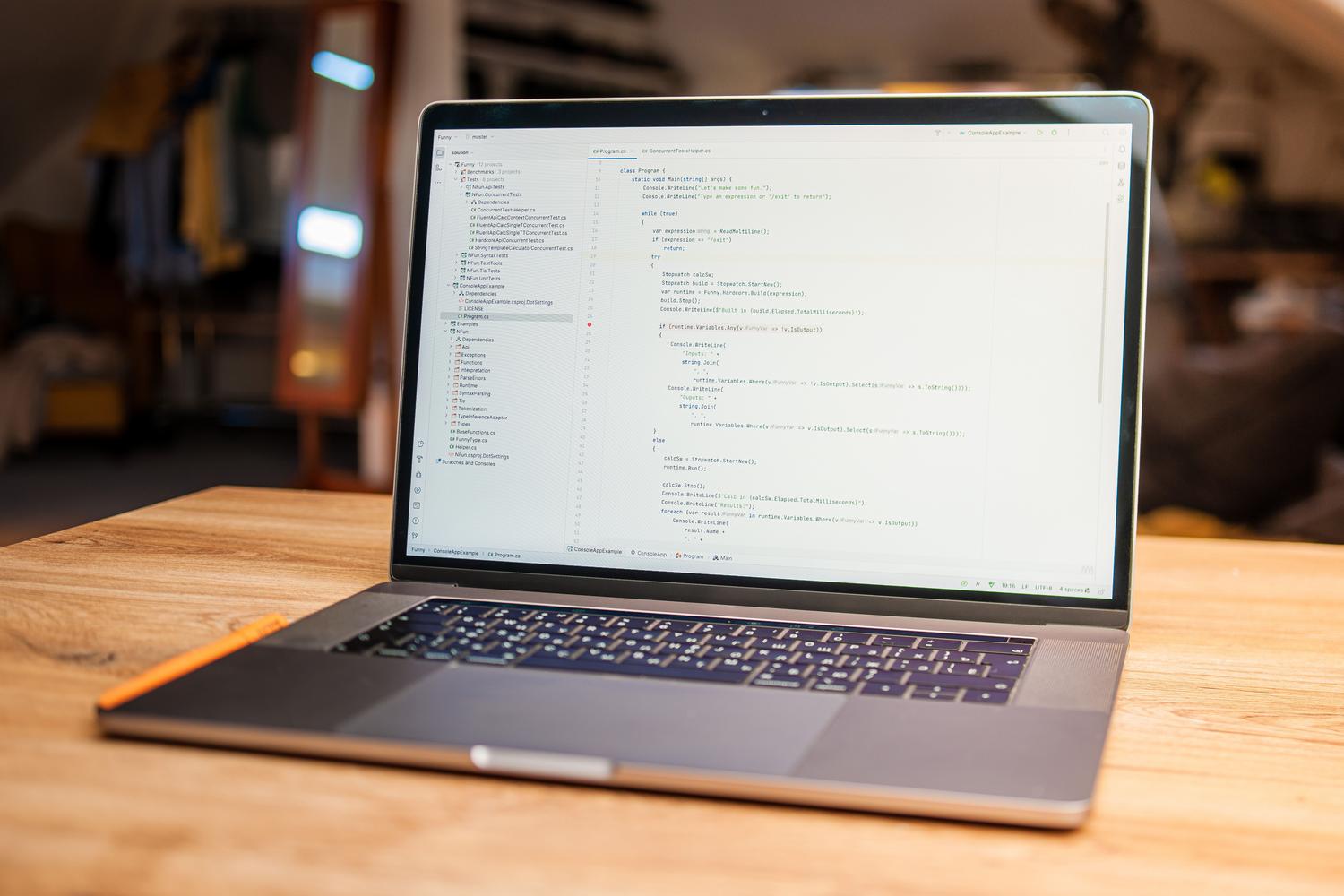 Espaço de trabalho moderno com um computador portátil mostrando código, ideal para representar a produtividade no desenvolvimento de software.