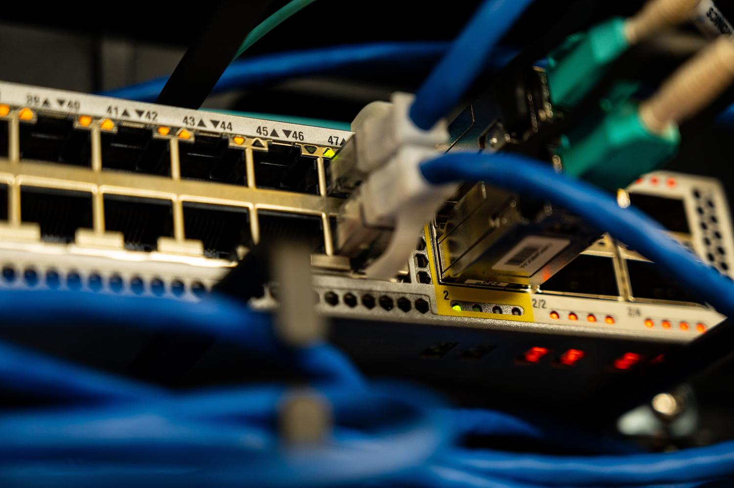 Cables Ethernet conectados a un switch de red para asegurar una conexión estable.