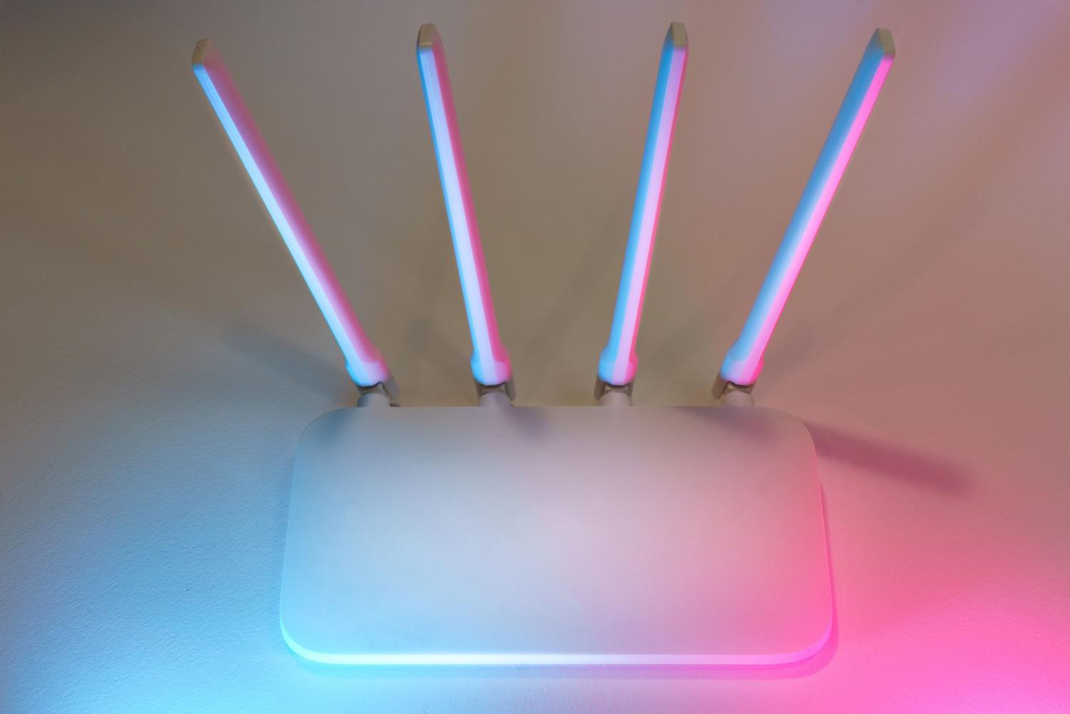 Router inalámbrico moderno para optimizar la conexión a internet.