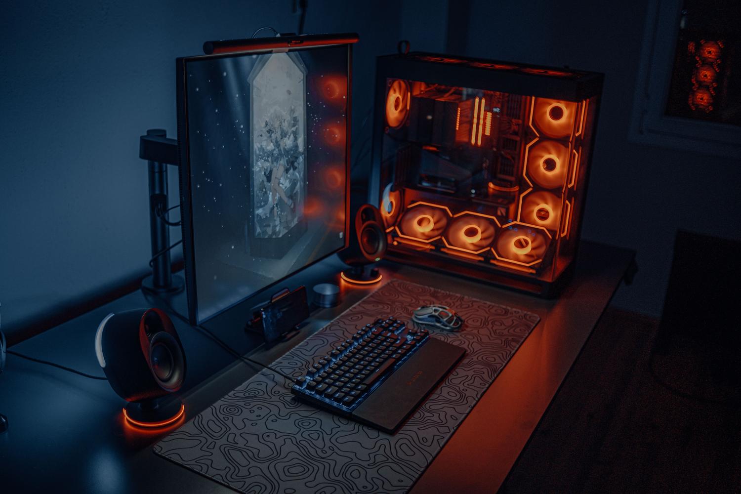 Setup de gaming moderno con iluminación RGB y monitor amplio.