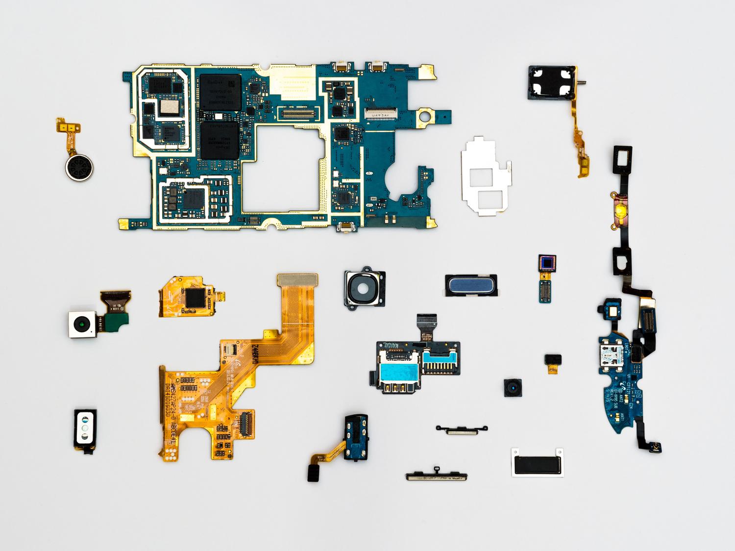 Vista explosionada de los componentes internos de um smartphone, mostrando a complexidade do hardware e a soma de suas peças.