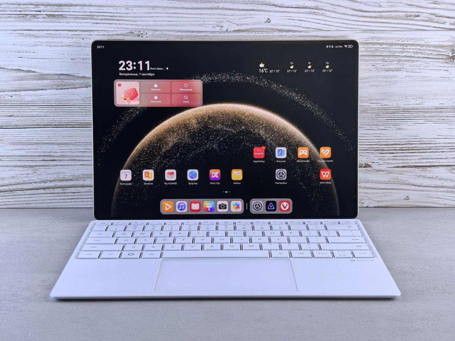 Dispositivo 2 en 1 convertible con teclado y pantalla táctil, combinando la potencia de un ordenador con la practicidad de una tablet.