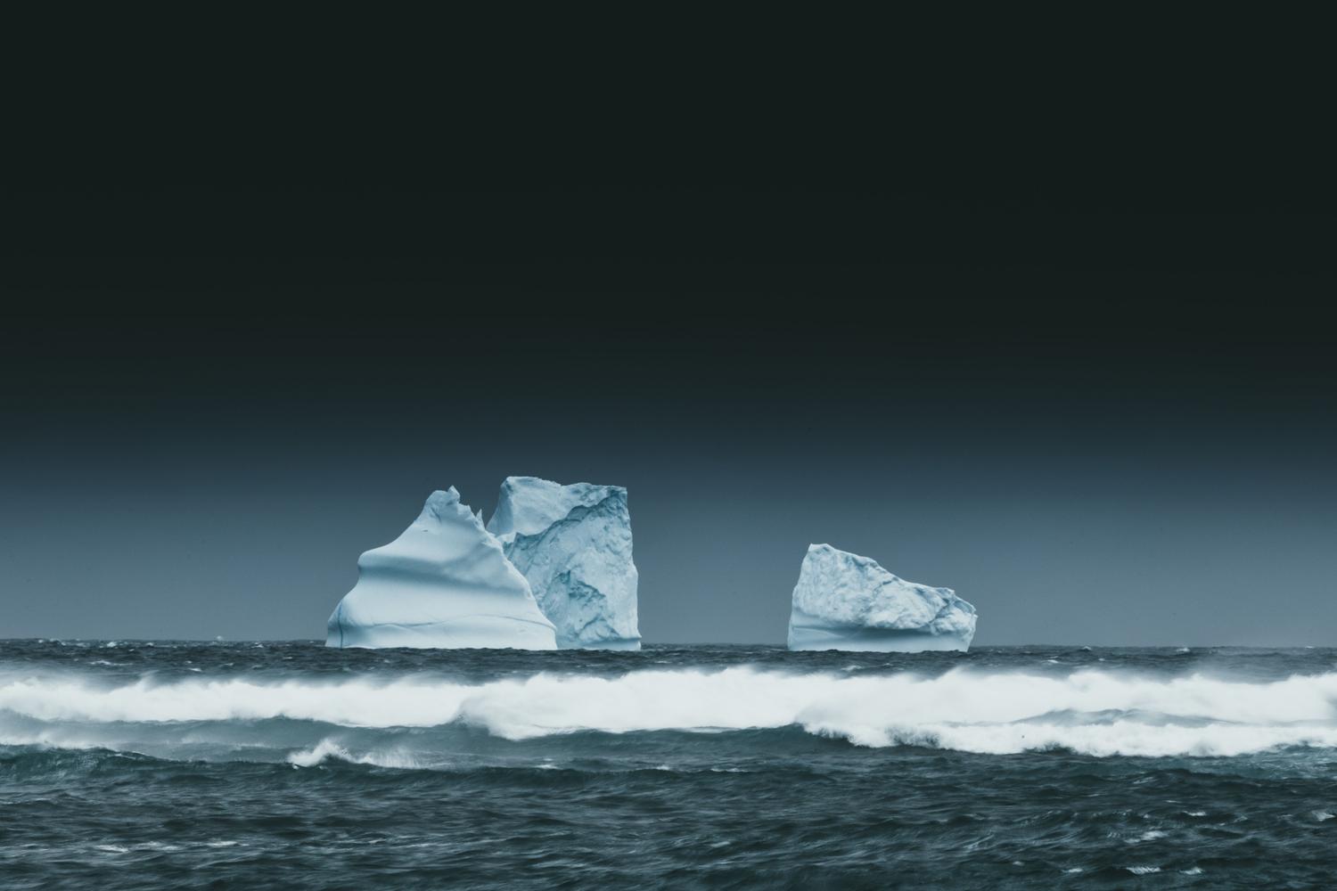 Iceberg flotando en el océano, representando a analogía de la superfície visível e as profundidades da web.