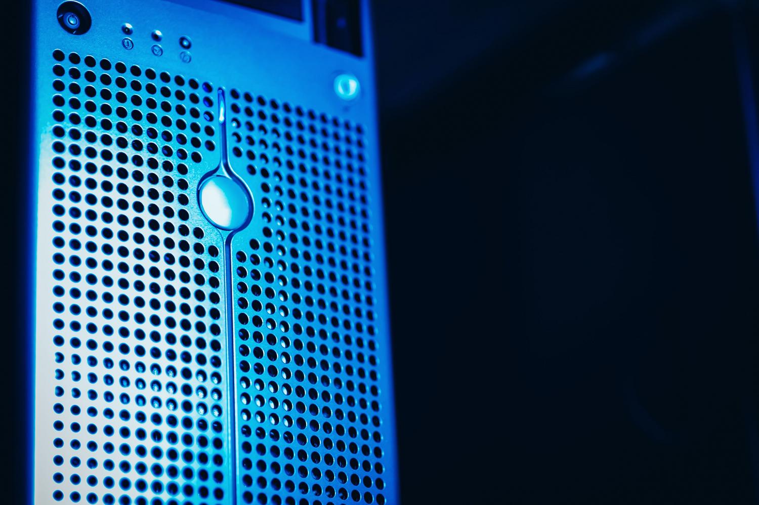Rack de servidores modernos com iluminação azul, simbolizando a infraestrutura massiva e oculta da Deep Web.