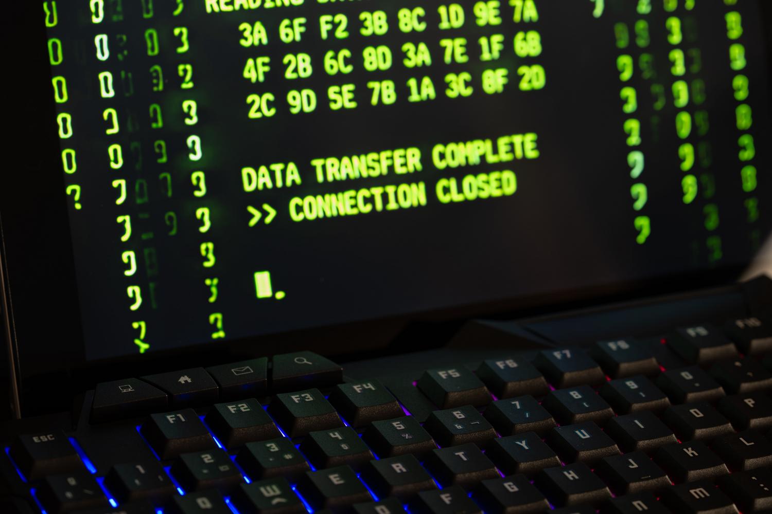 Tela de computador mostrando uma mensagem de transferência de dados completada, representando o fluxo de informações em redes privadas.
