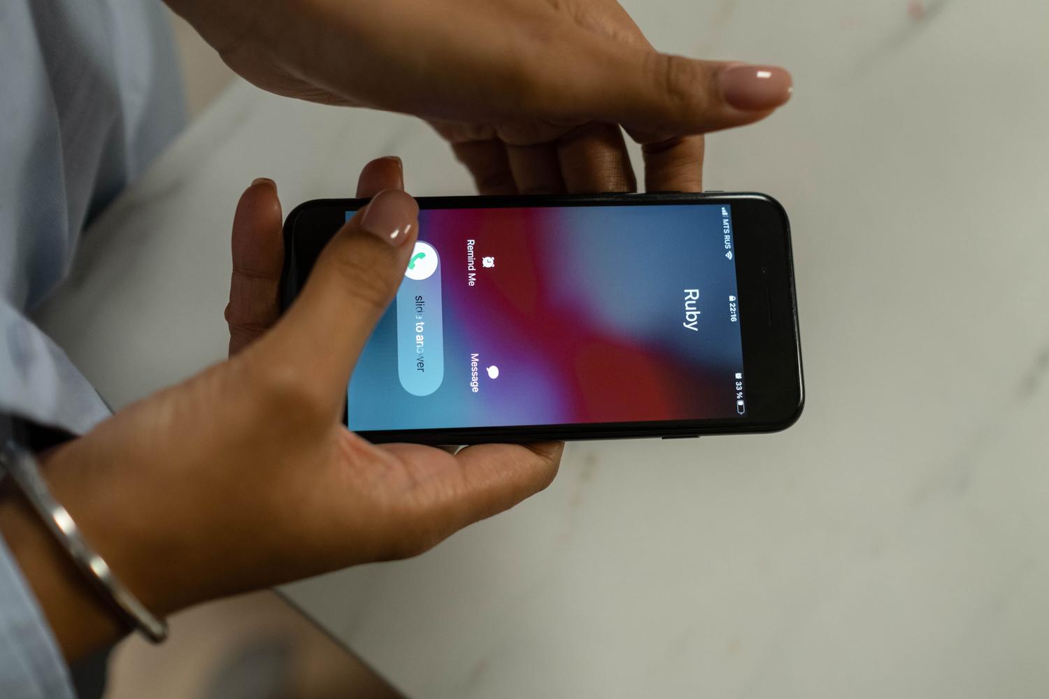 Pantalla de smartphone mostrando una llamada entrante