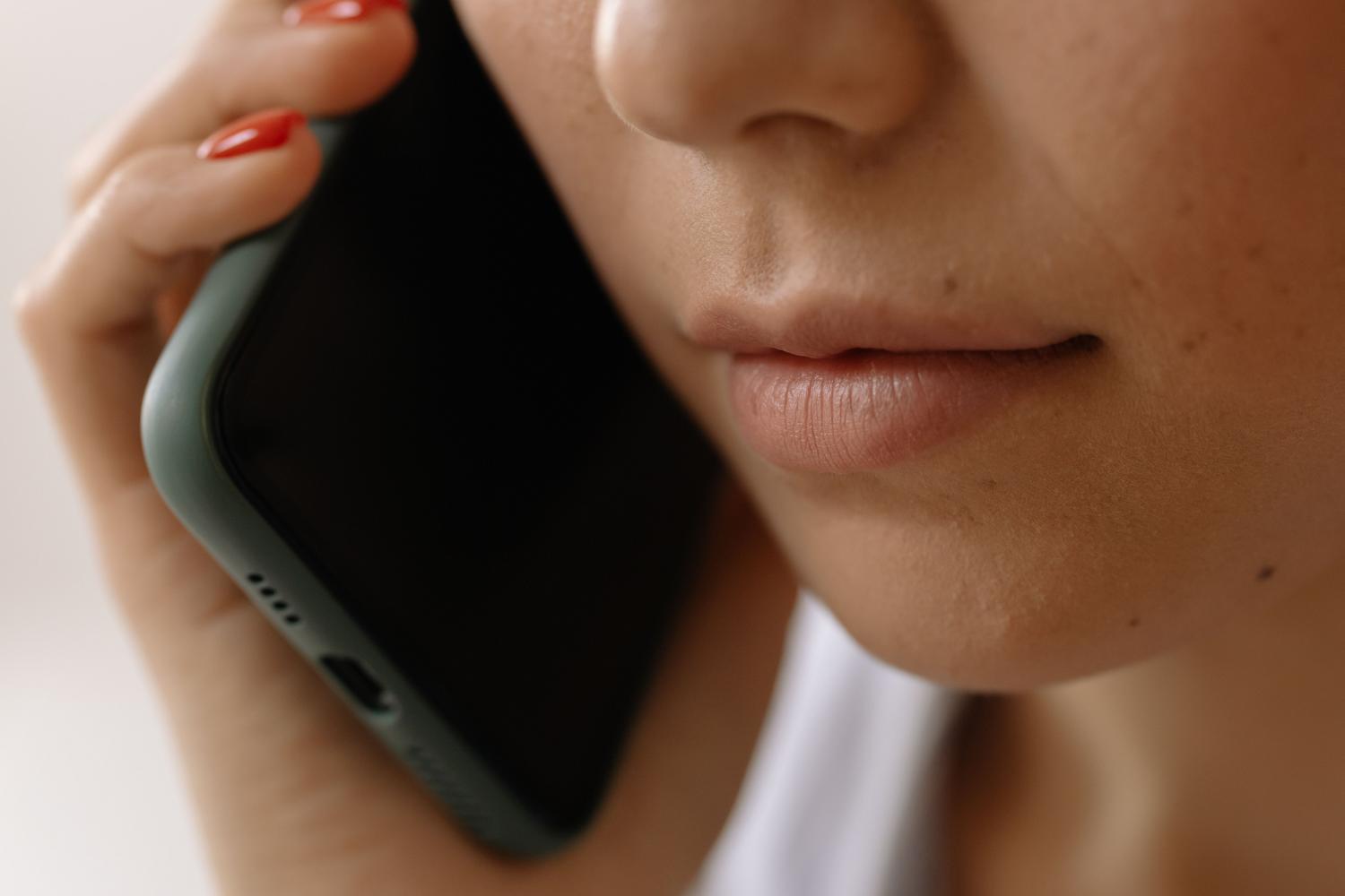 Primer plano de una persona utilizando um teléfono móvil para una llamada