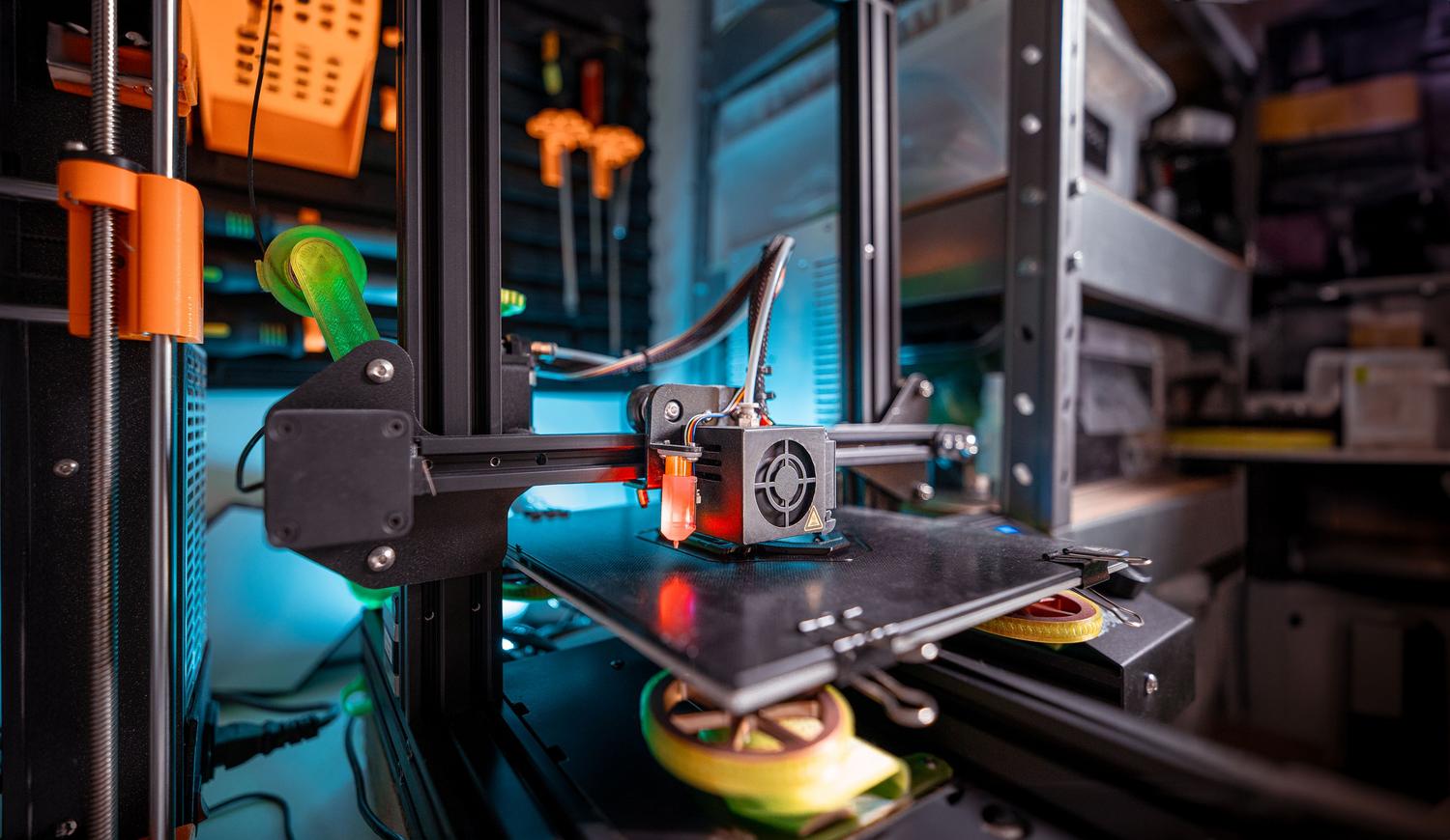 Impresora 3D en un entorno de taller profesional, ideal para ilustrar la vertiente DIY y Maker de proyectos como Voron o Rat Rig.