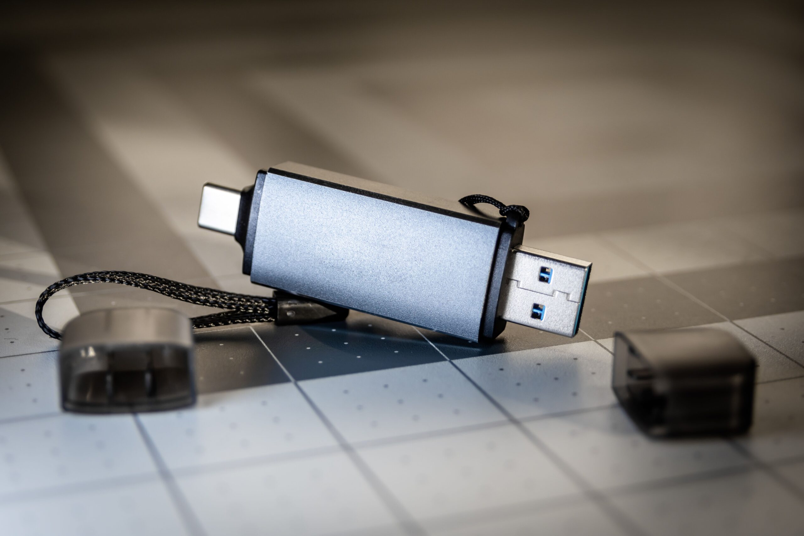 Memoria USB (pendrive) utilizada para la función de 'Escanear a USB' en equipos de oficina.