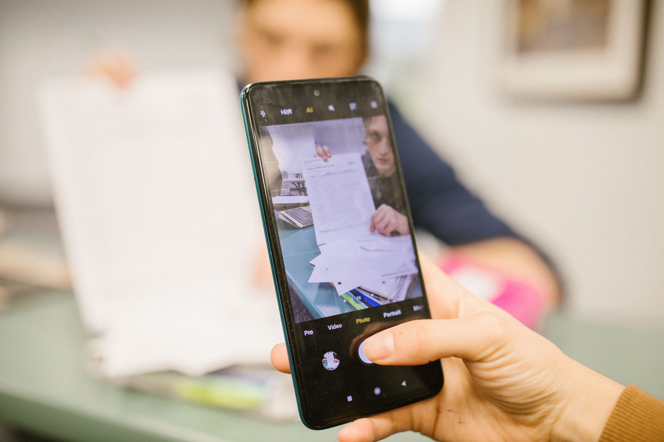 Uso de la cámara de un teléfono móvil para digitalizar un documento de papel transformándolo en PDF.