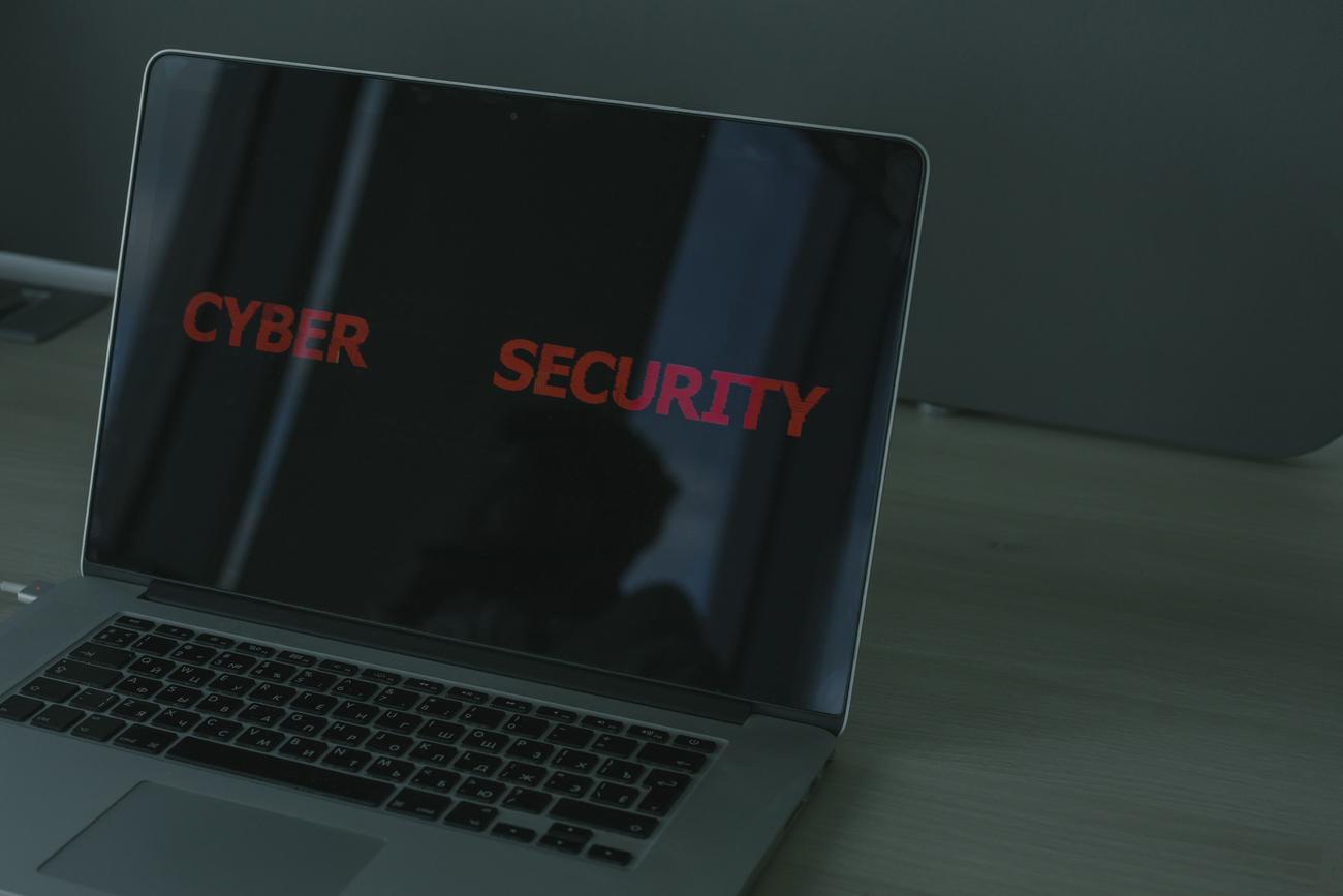 Portátil mostrando texto de ciberseguridad, representando la protección mediante EDR y software antivirus.