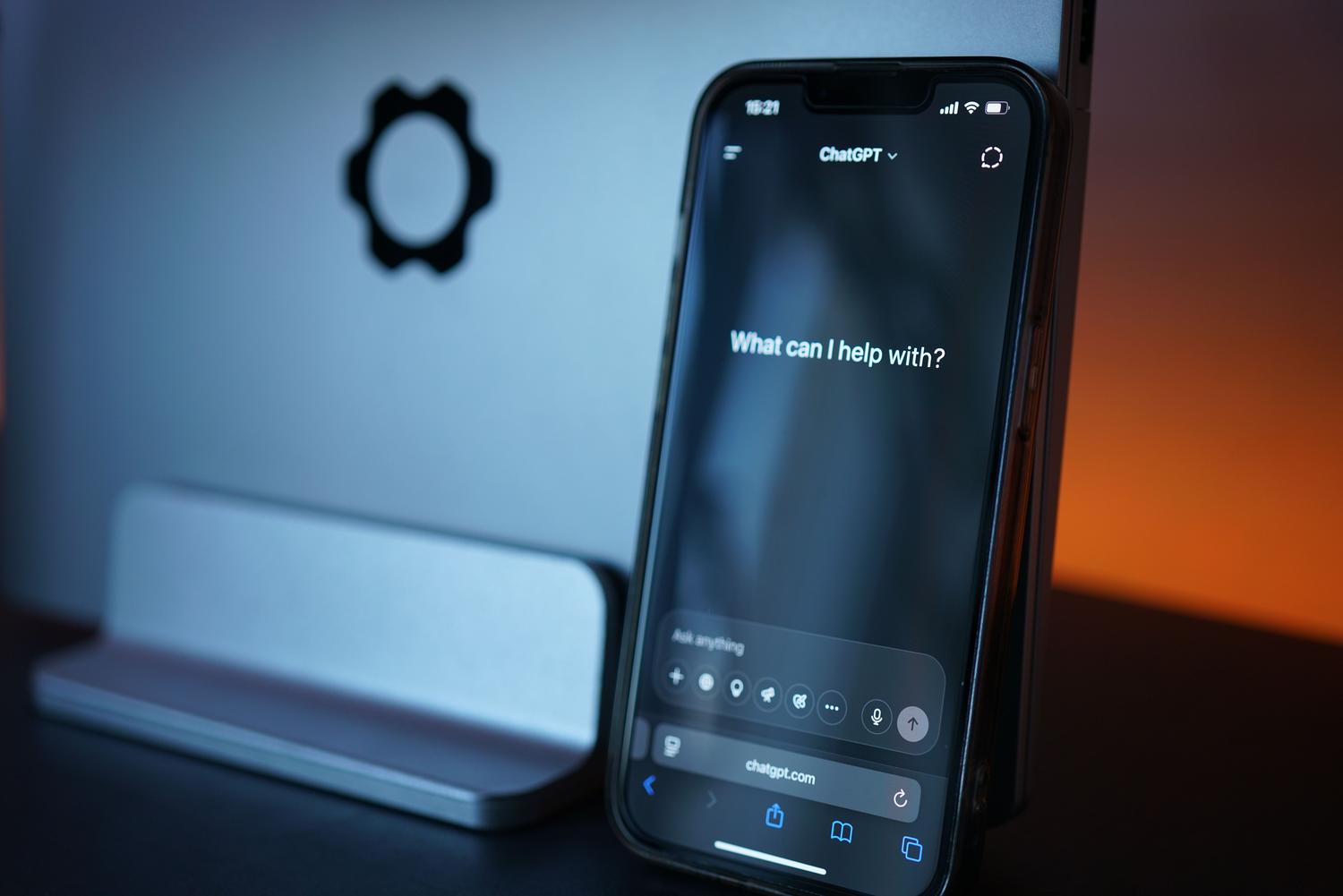 Interfaz de chat de inteligencia artificial en un smartphone, representando la interacción directa y sin clics del comercio zero-click.