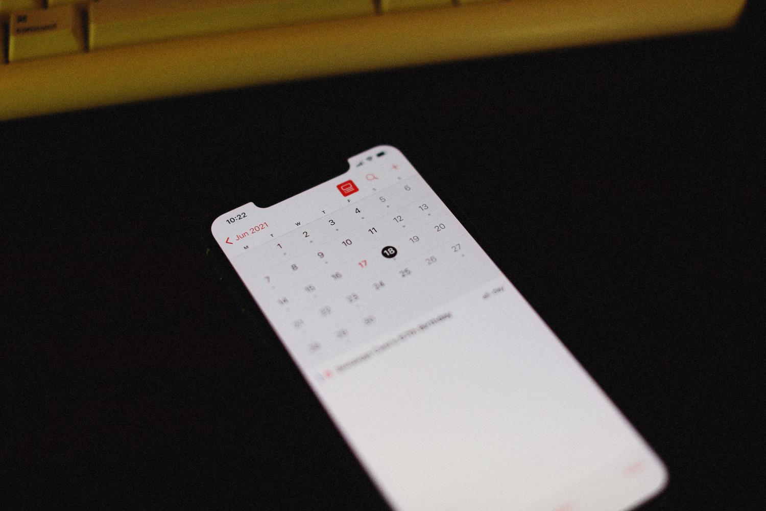 Pantalla de un smartphone mostrando una aplicación de calendario, simbolizando la programación de mensajes.