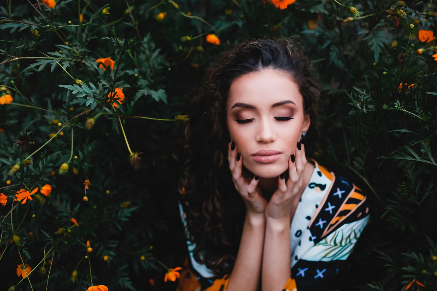 Mujer con los ojos cerrados em um entorno natural e tranquilo, ilustrando a prática de mindfulness e relajación visual.