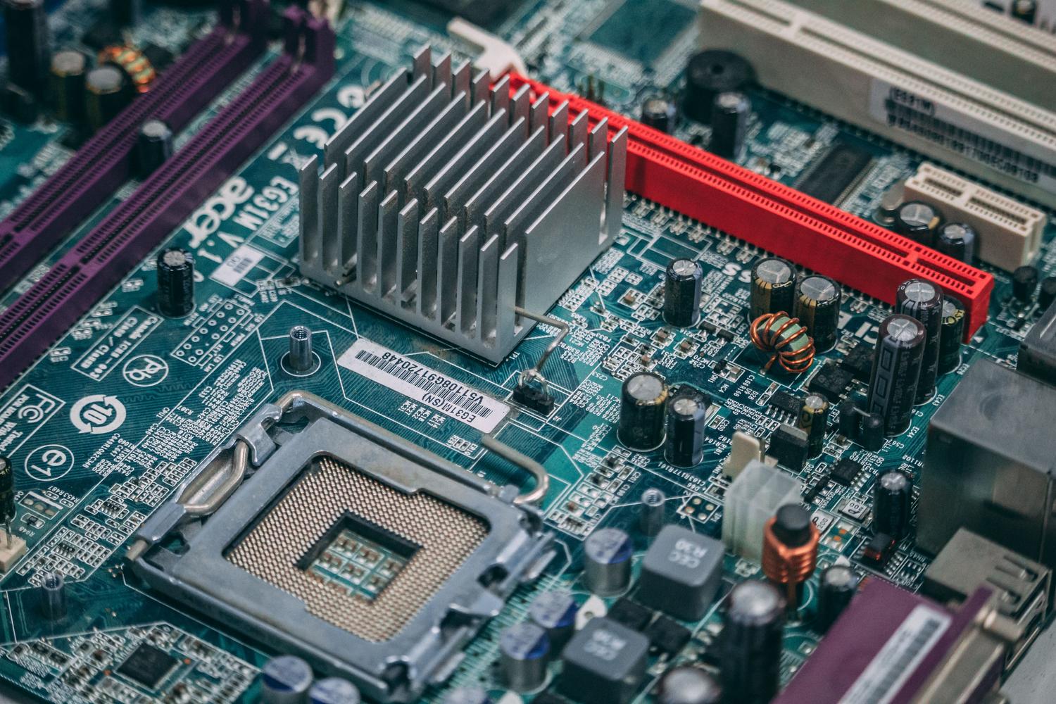 Vista detalhada de uma placa base de computadora moderna resaltando los circuitos e componentes electrónicos.