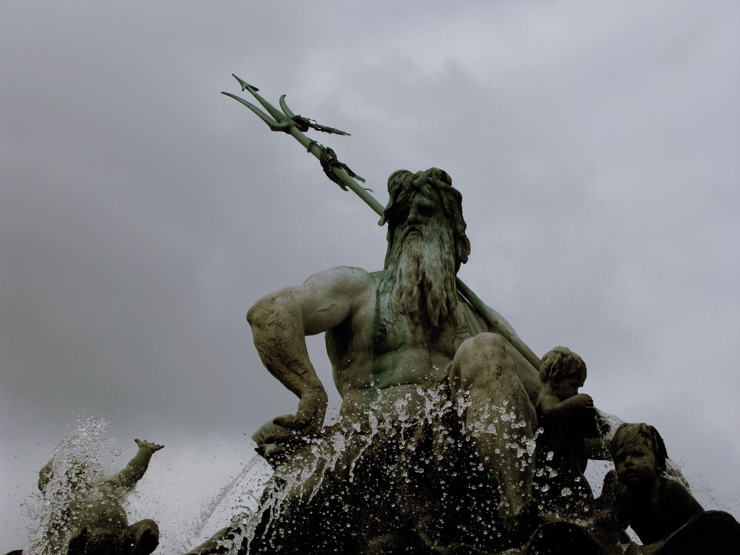 Estatua de Poseidón representando las bendiciones divinas en Hades 2