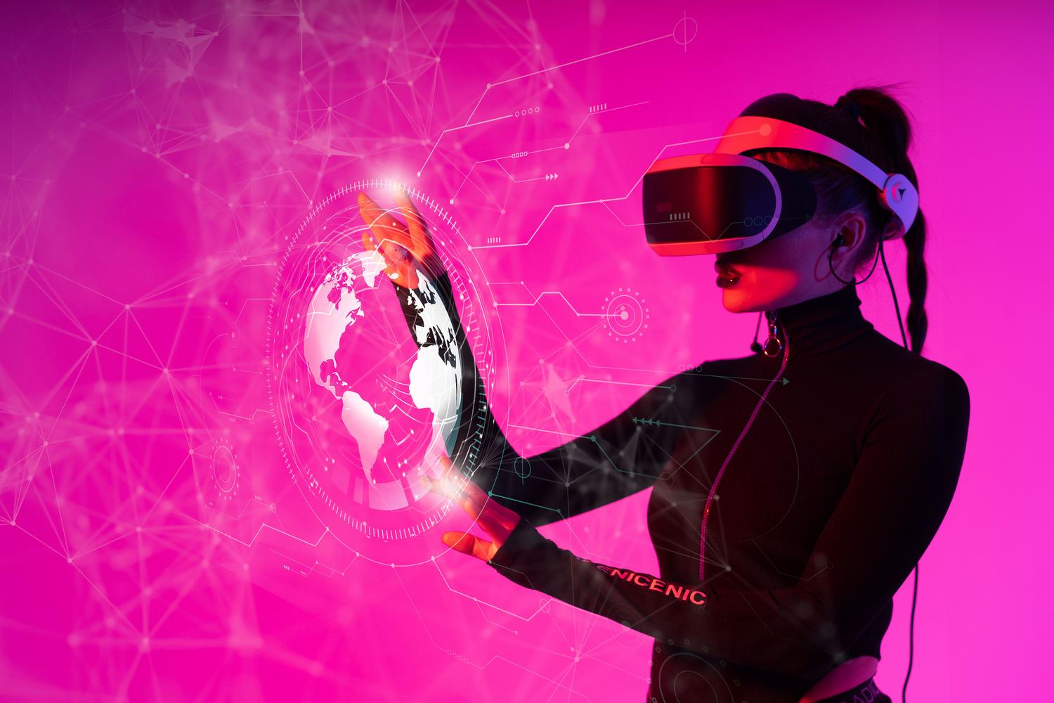 Persona interactuando con un holograma de realidad virtual en un estudio futurista