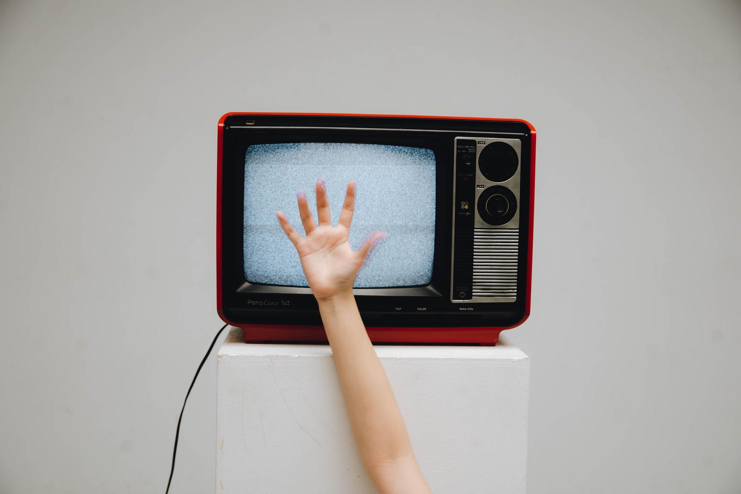 Televisor antiguo con interferencias estáticas, representando la antigua señal analógica y el concepto de apagón analógico.