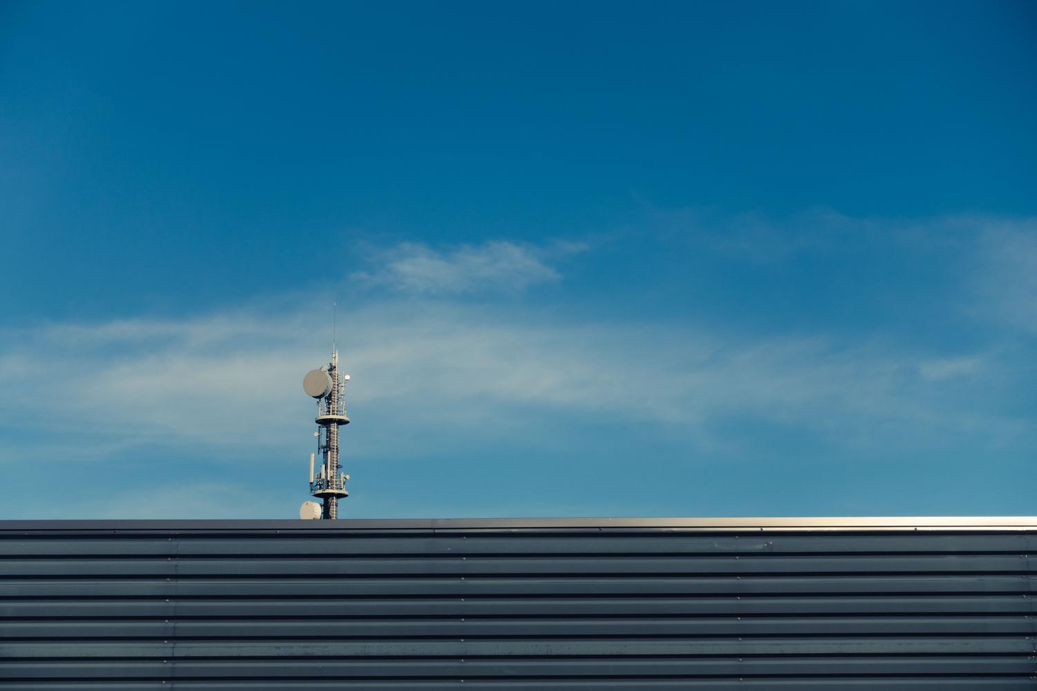 Torre de telecomunicaciones moderna para la transmisión de señales digitales terrestres.