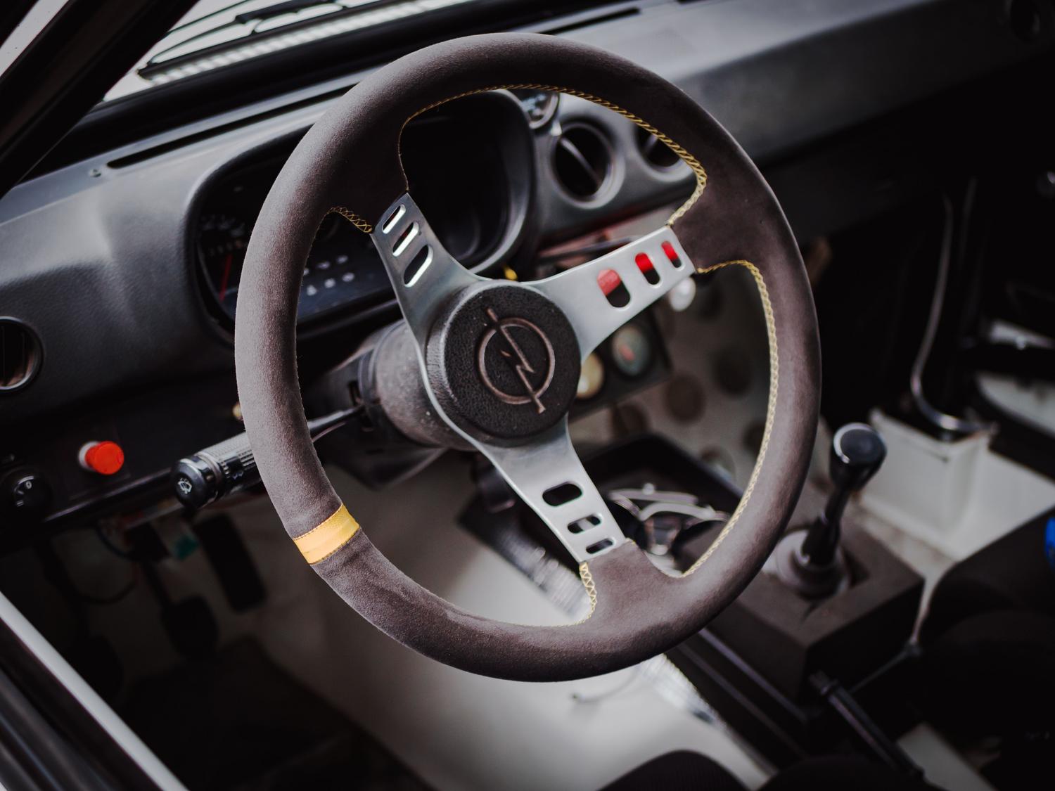 Detalle técnico de un volante de carreras y tablero, representando la precisión y el torque de los sistemas Direct Drive.