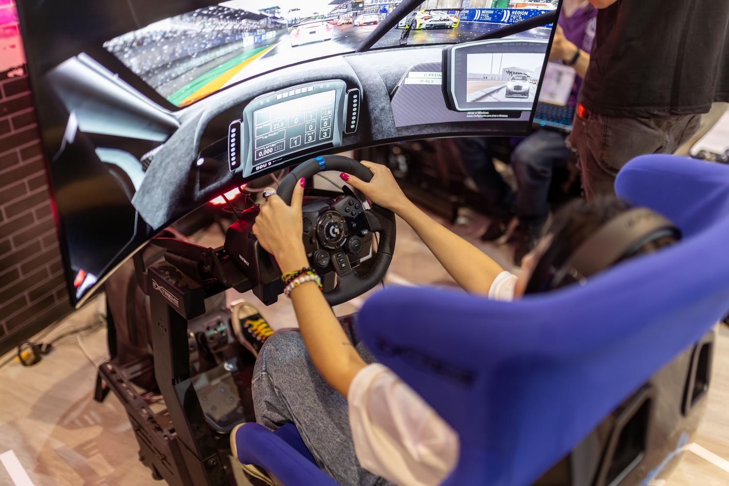 Persona utilizando un simulador de carreras inmersivo con VR, mostrando la experiencia completa de simracing.