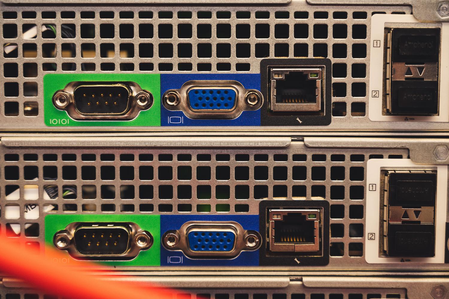 Primer plano de un puerto Ethernet en um servidor, destacando la conectividad física necesaria para la transmisión de paquetes de datos.