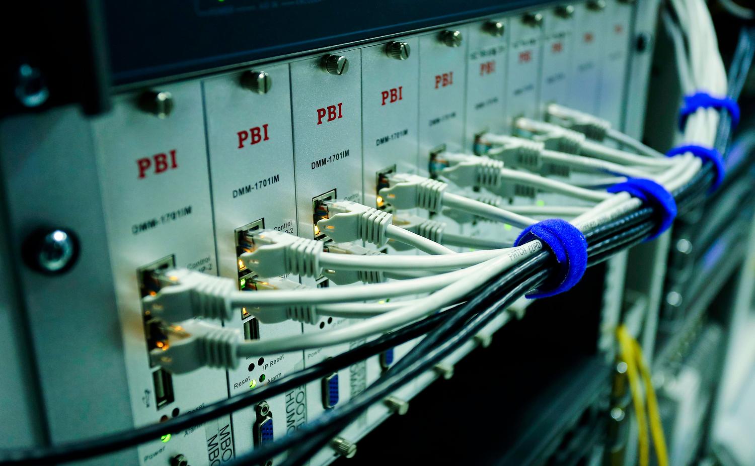 Detalle de cables Ethernet conectados a un switch de red, ilustrando los saltos y la ruta que siguen los datos en una conexión.