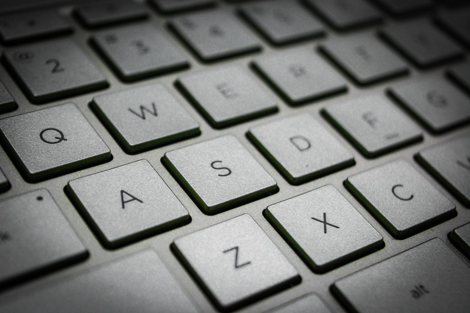 Primer plano detallado de un teclado de computadora, simbolizando la ejecución de atajos de teclado y navegación técnica en el sistema.