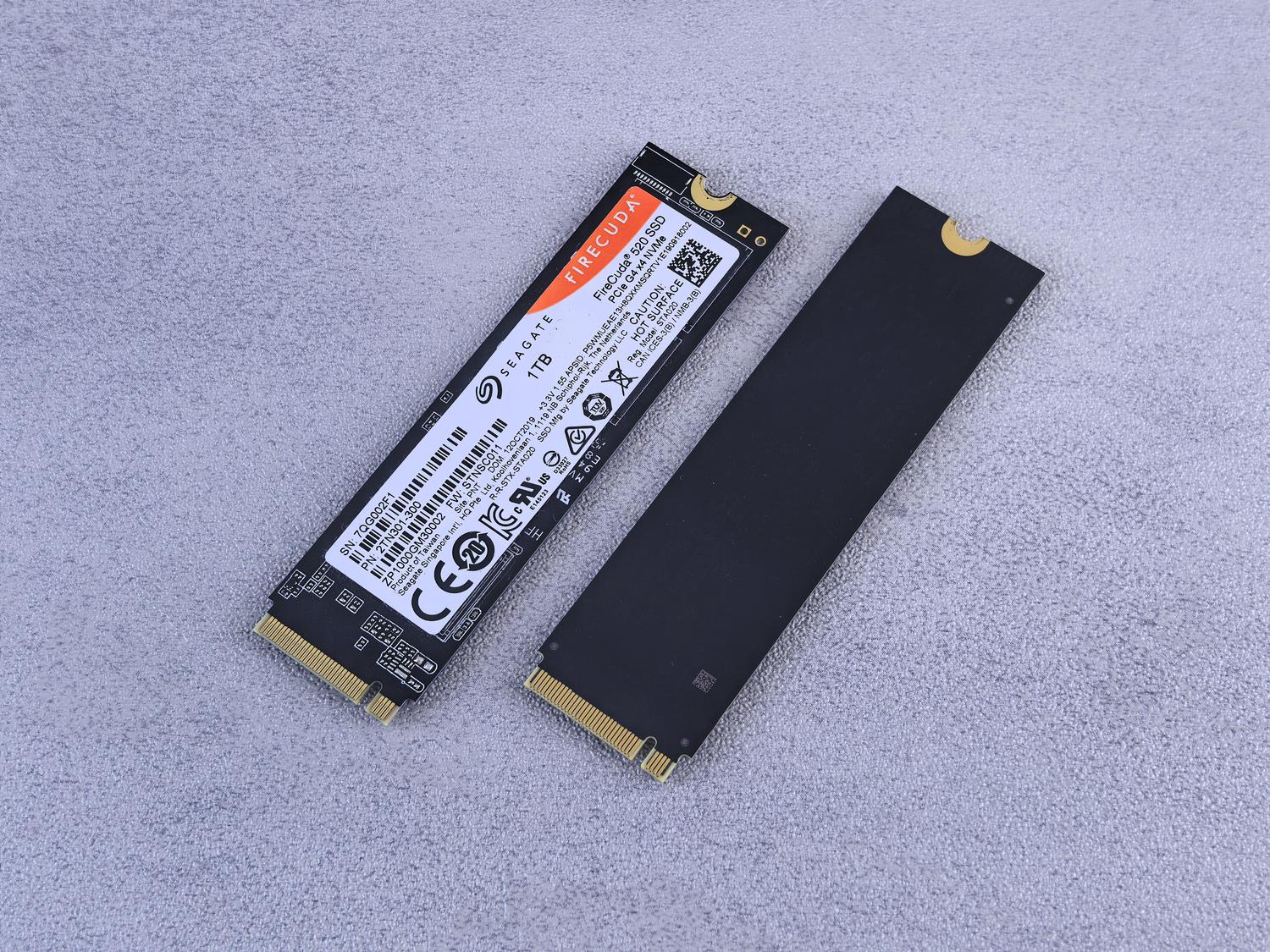 Unidades de estado sólido NVMe SSD de alto rendimiento sobre un fondo gris neutro