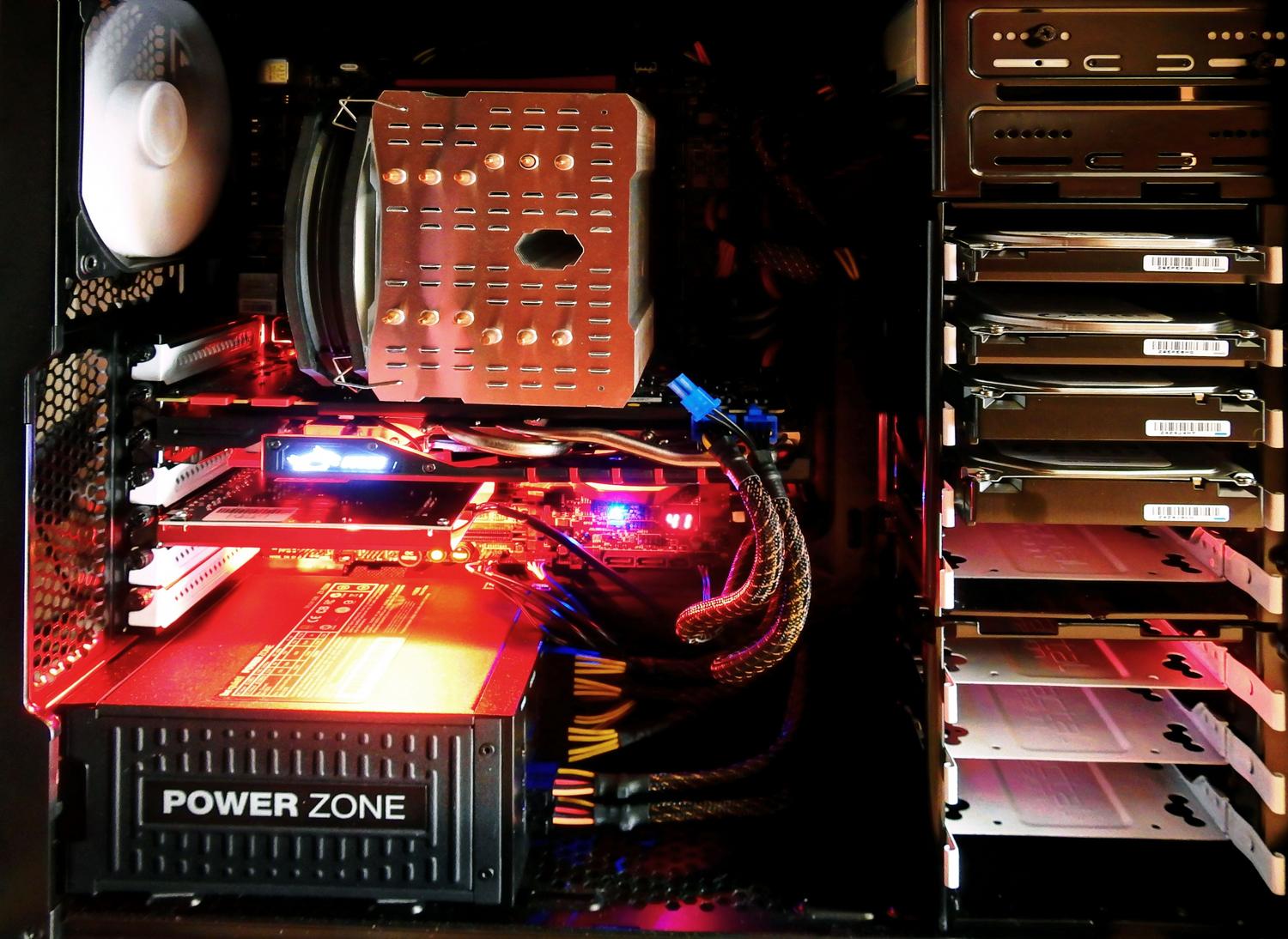 Interior de un PC mostrando la fuente de alimentación (PSU) y componentes internos, ideal para explicar la potencia eléctrica.
