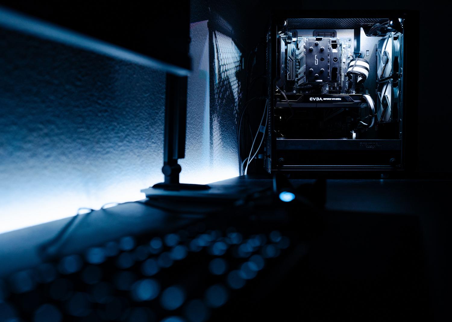 PC gaming de gama alta con iluminación azul y componentes potentes, ejemplificando el alto consumo energético.