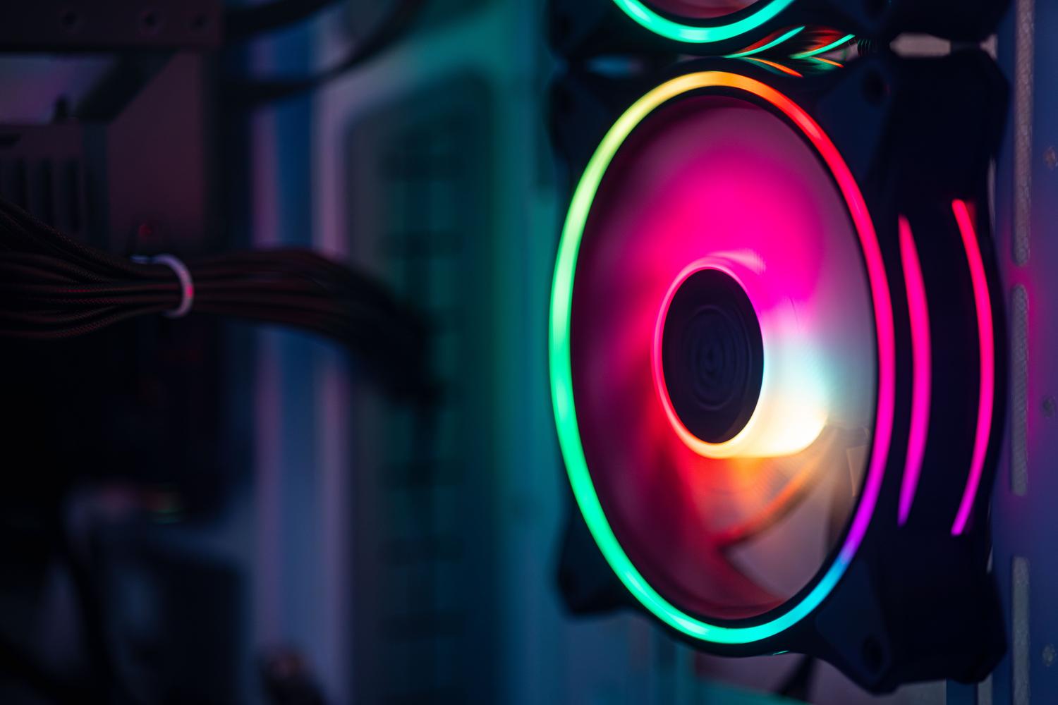 Primer plano detallado de un ventilador RGB en el interior de um PC, ideal para ilustrar componentes individuales de iluminación.