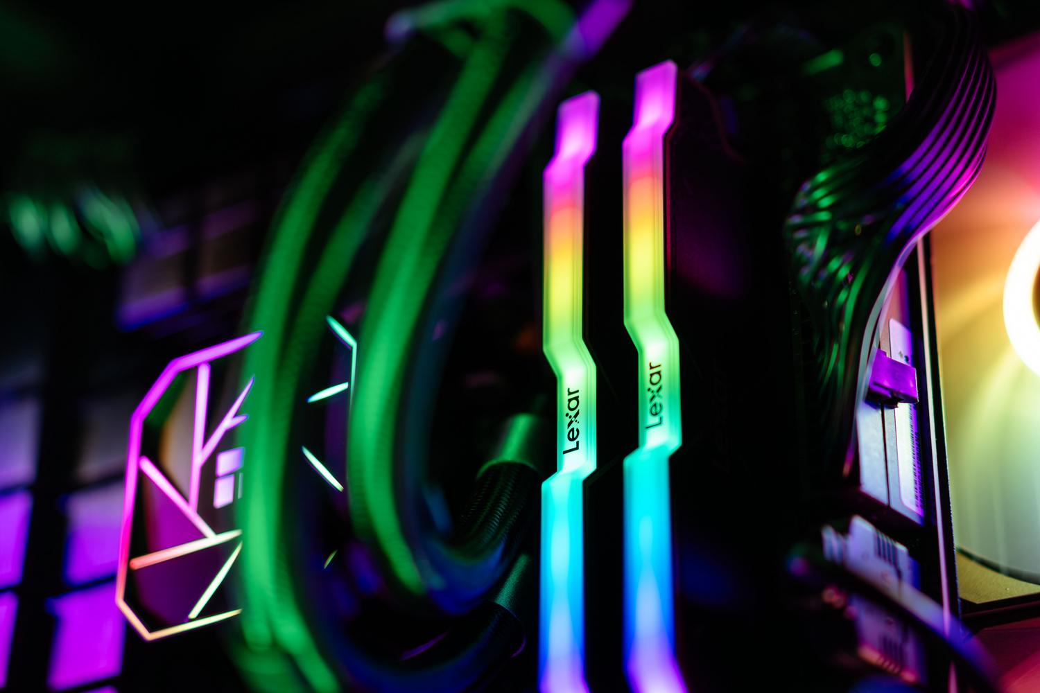 Detalle de módulos de memoria RAM con iluminación RGB en gradiente, resaltando la estética de los componentes internos.