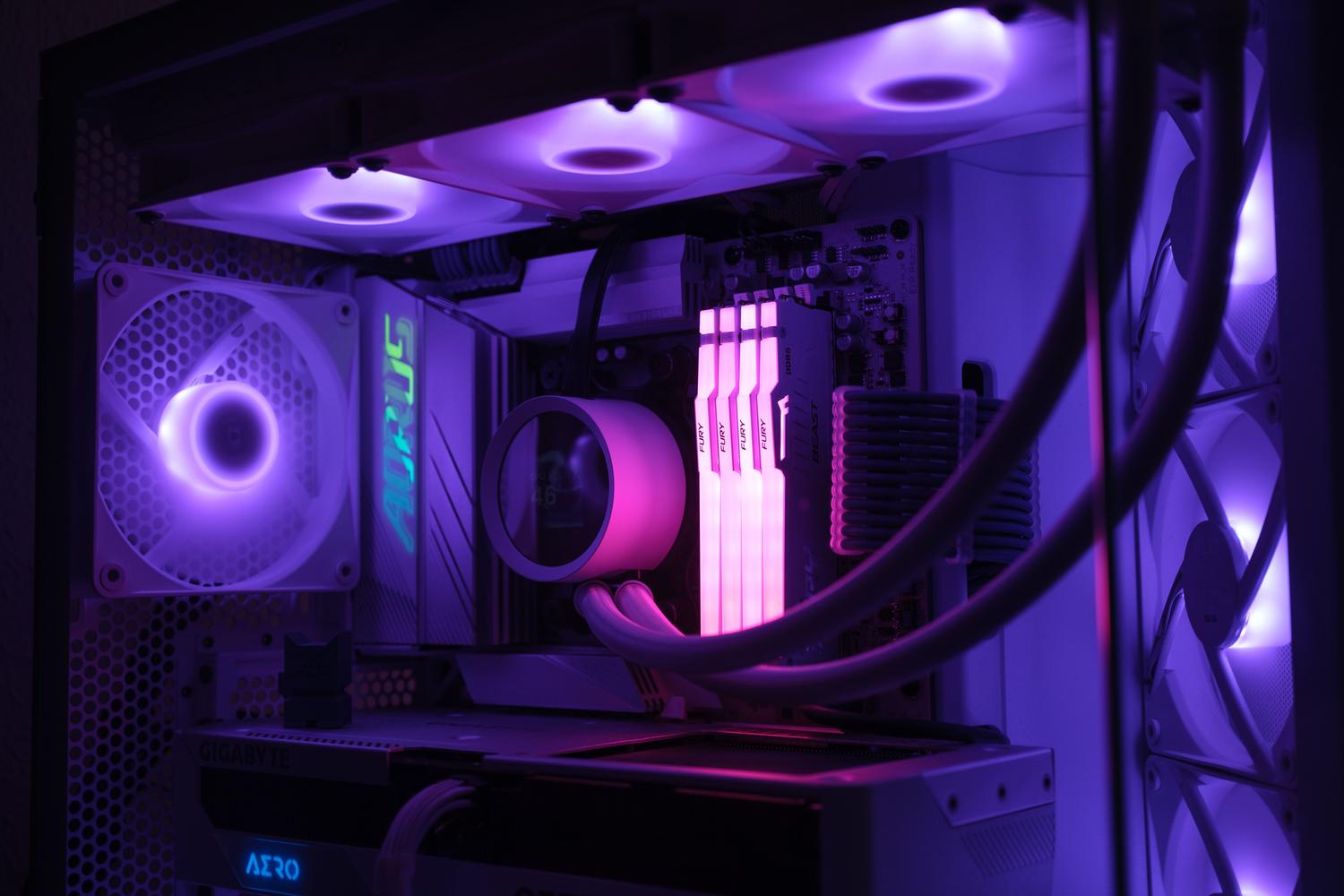 Vista interior de um PC gaming com componentes coordenados em cor púrpura, destacando a harmonia visual do hardware.