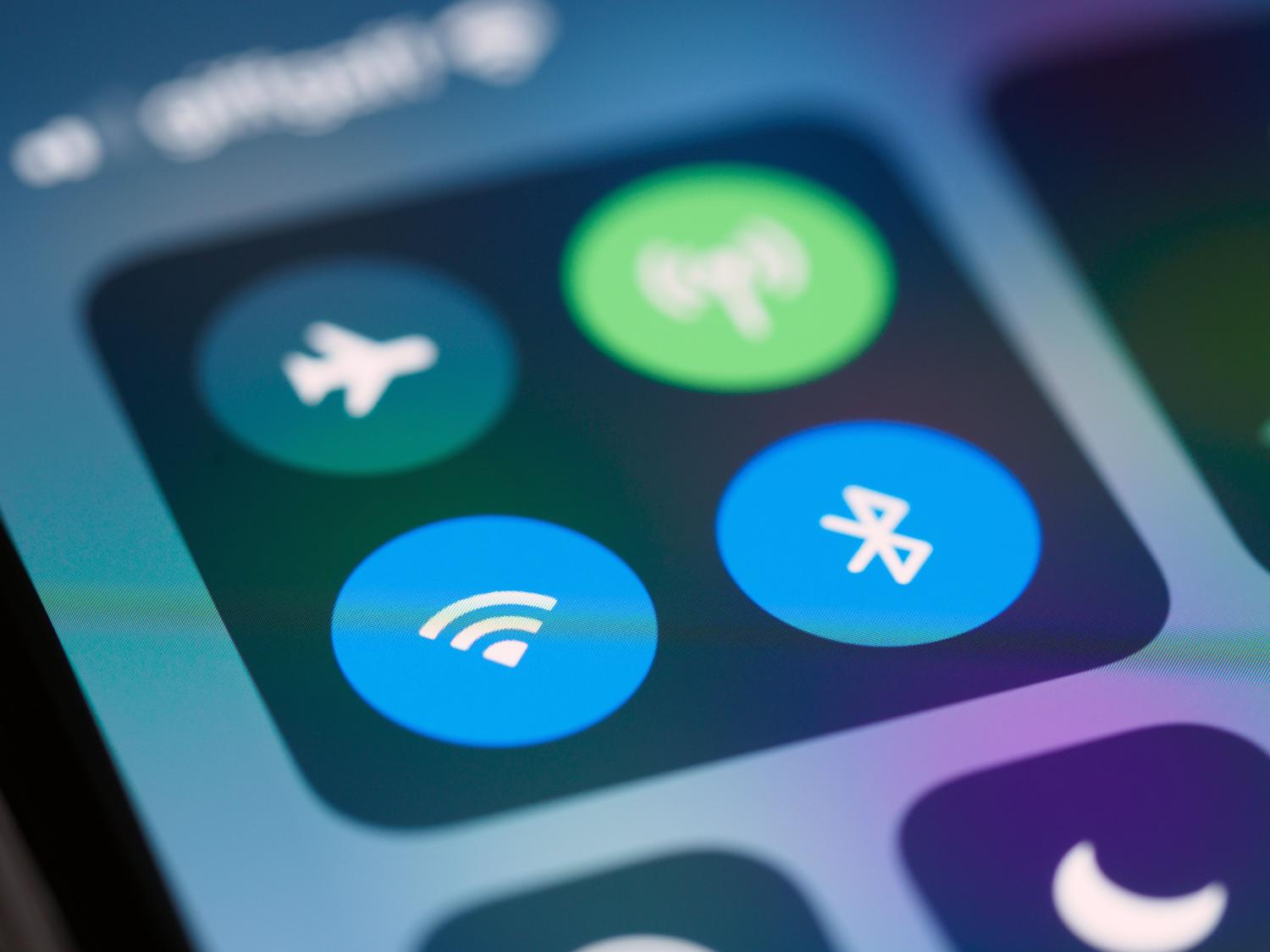 Primer plano de los ajustes de conectividad de un smartphone mostrando iconos de Wi-Fi y Bluetooth, ideal para introducir la configuración de red.