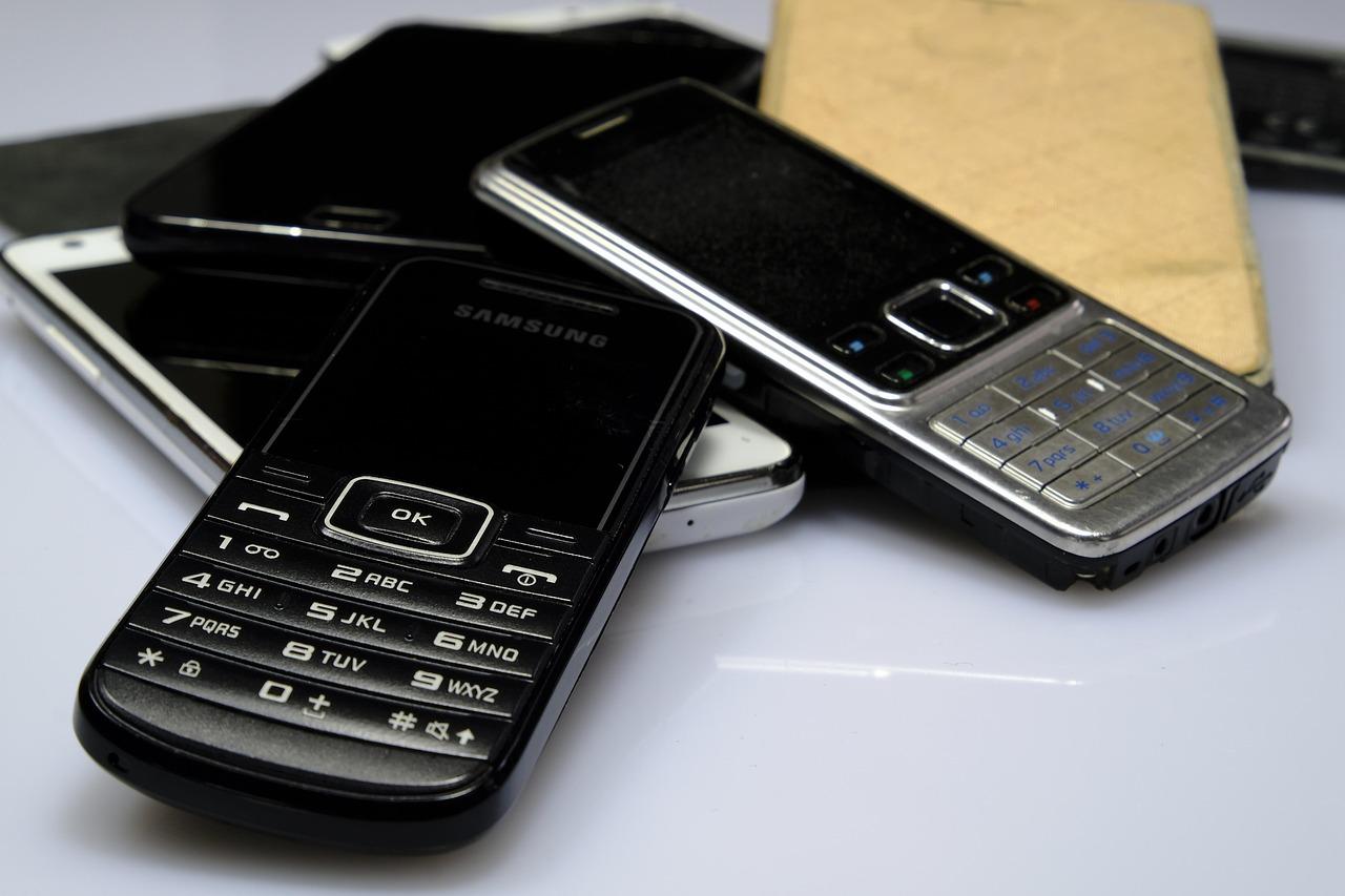Colección de smartphones antiguos y obsoletos, representando el concepto de recuperar un dispositivo olvidado en un cajón.