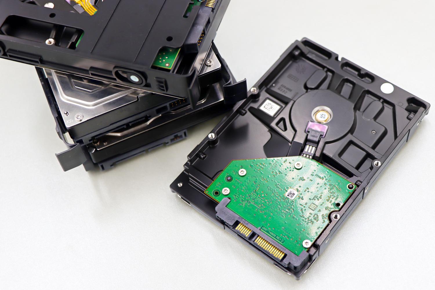 Discos duros abiertos, representando la inversión inicial en hardware necesaria para un sistema NAS.