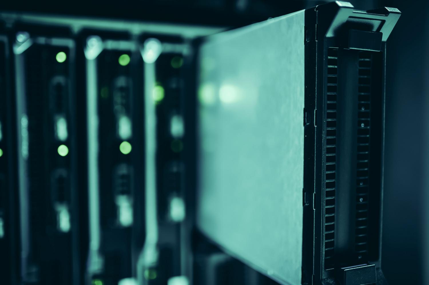 Racks de servidores en un centro de datos, simbolizando la infraestructura de la nube como Google Drive.