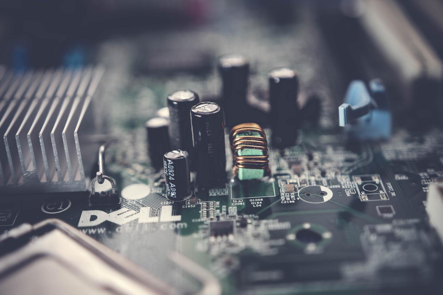 Detalle de una placa base con circuitos electrónicos, ilustrando la comunicación de bajo nivel entre el driver y el kernel.