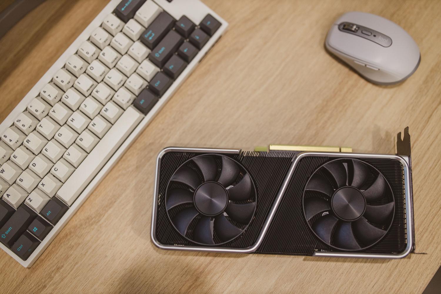 Vista superior de una tarjeta gráfica sobre um escritorio, representando la optimización del hardware para gaming.